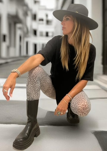 At Malka Chic, our collection of printed tights for women combines fashion, creativity, and comfort to help you create unique looks for every occasion.